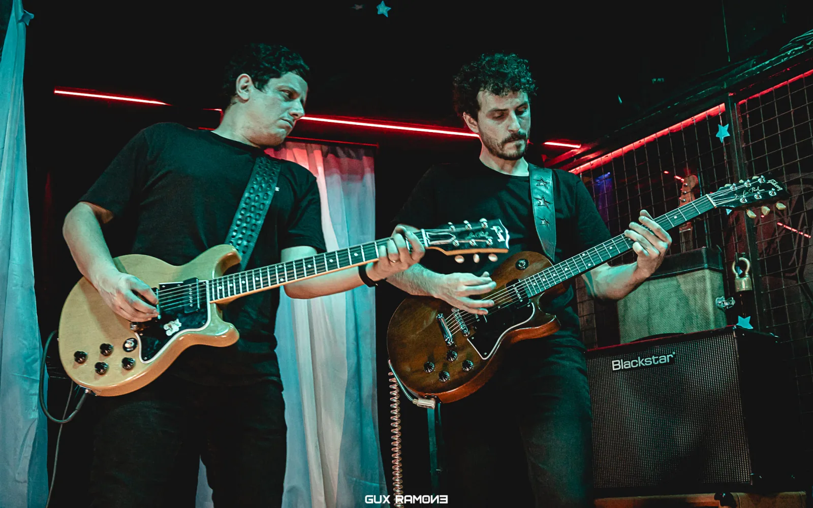 La banda de rock MAGOS sobre el escenario de Carnal Bar