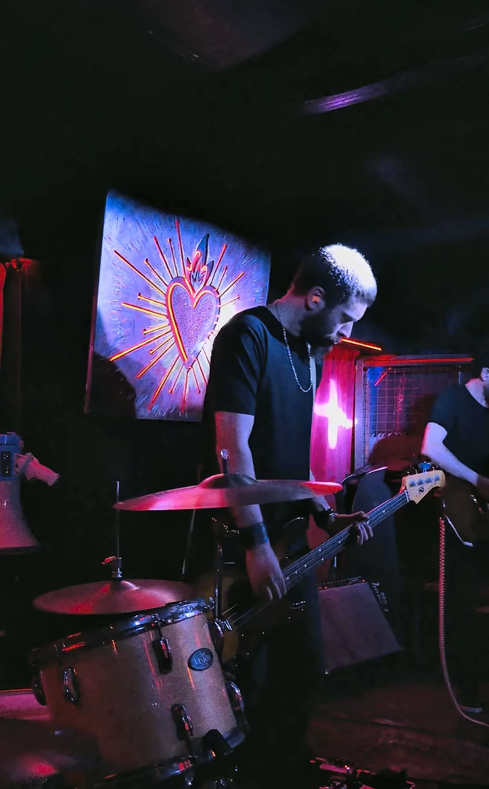 La banda de rock MAGOS sobre el escenario de Carnal Bar