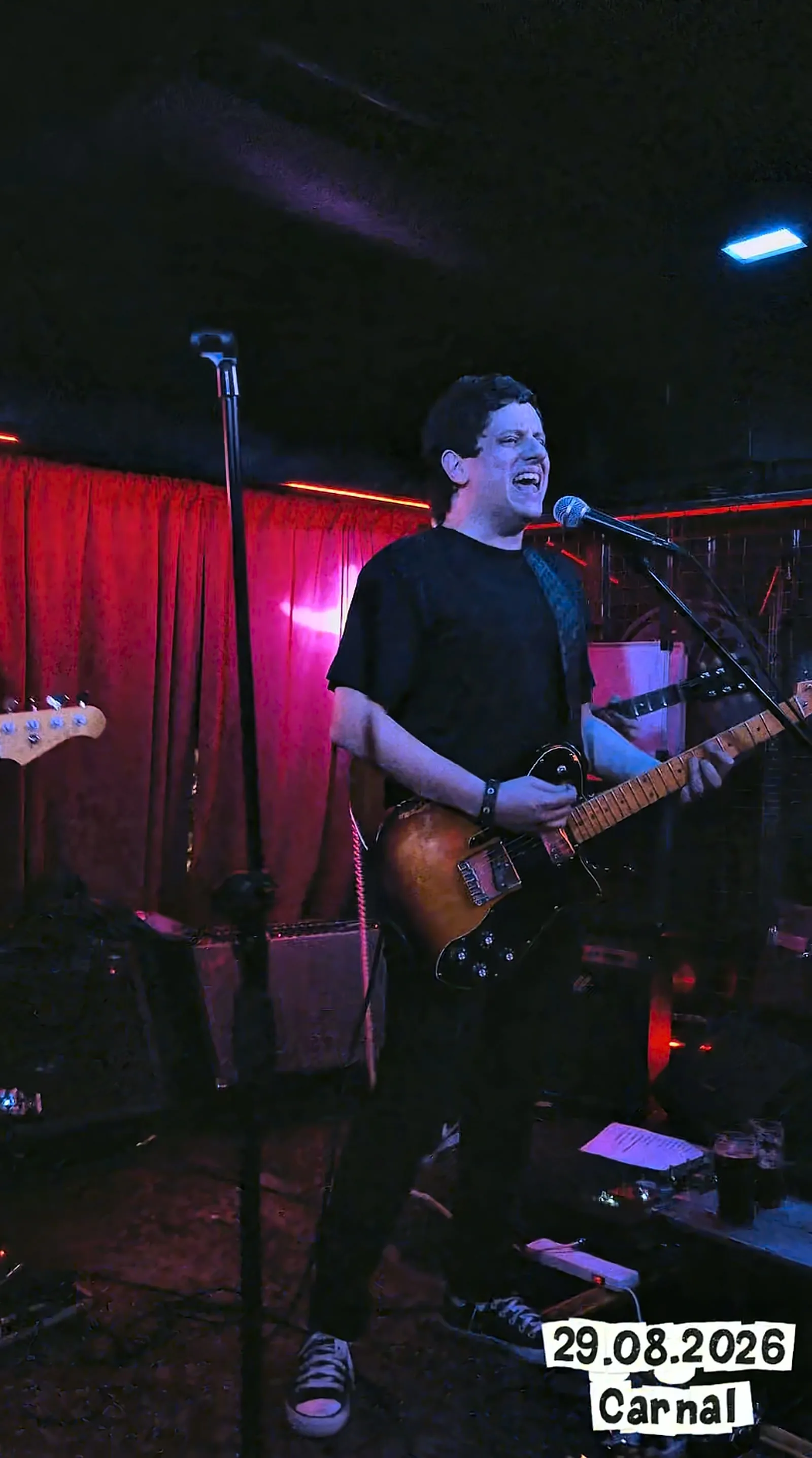 Show de MAGOS en Carnal Bar, rock and roll del under porteño