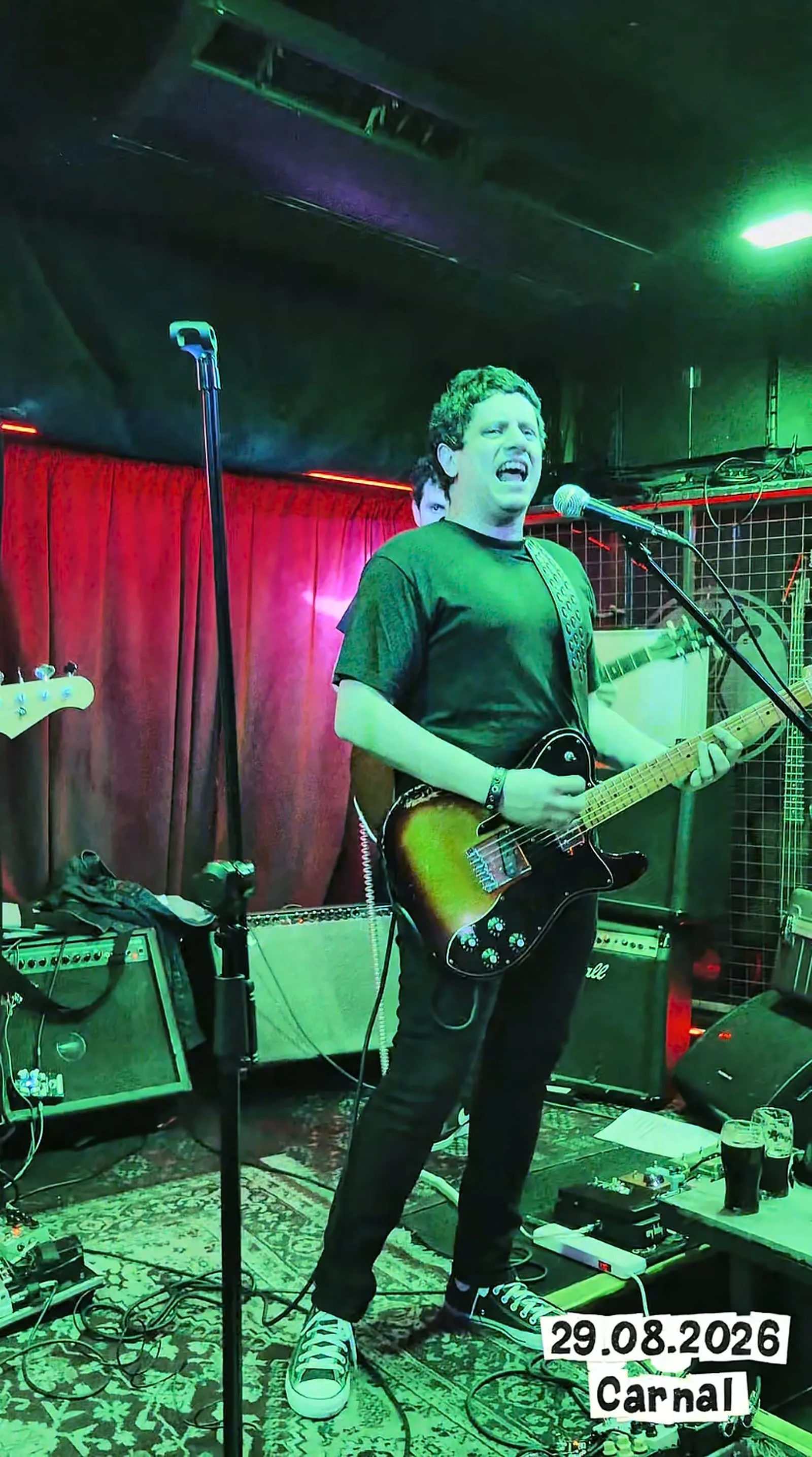 Otra toma de MAGOS en vivo en Carnal Bar, agosto de 2026