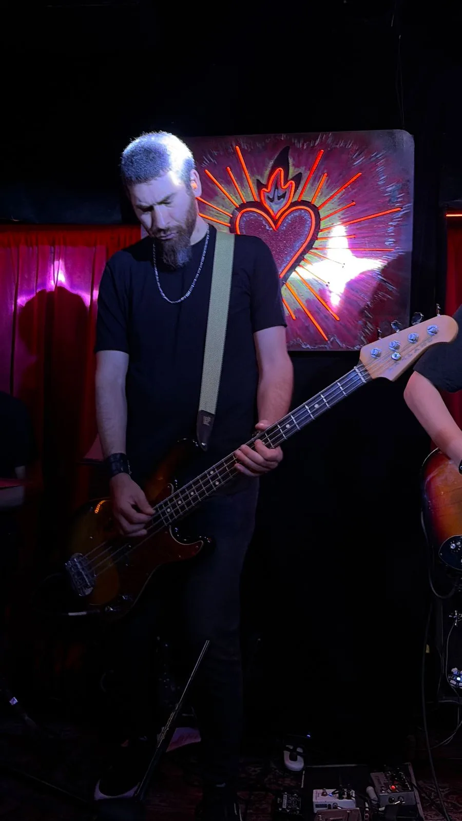 El bajista de MAGOS en Carnal Bar, agosto de 2026