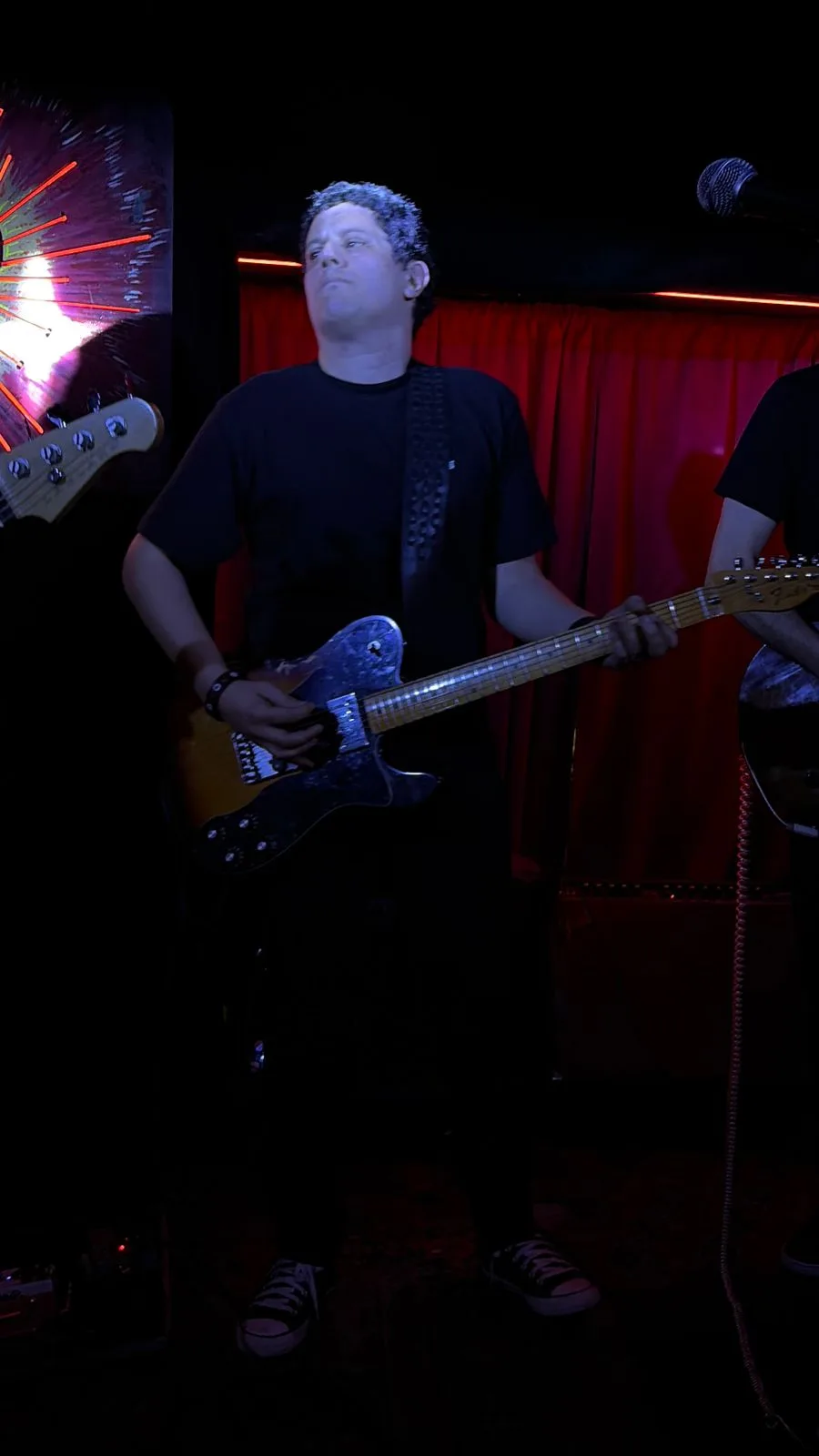 Guitarra y bajo de MAGOS sobre el escenario de Carnal Bar