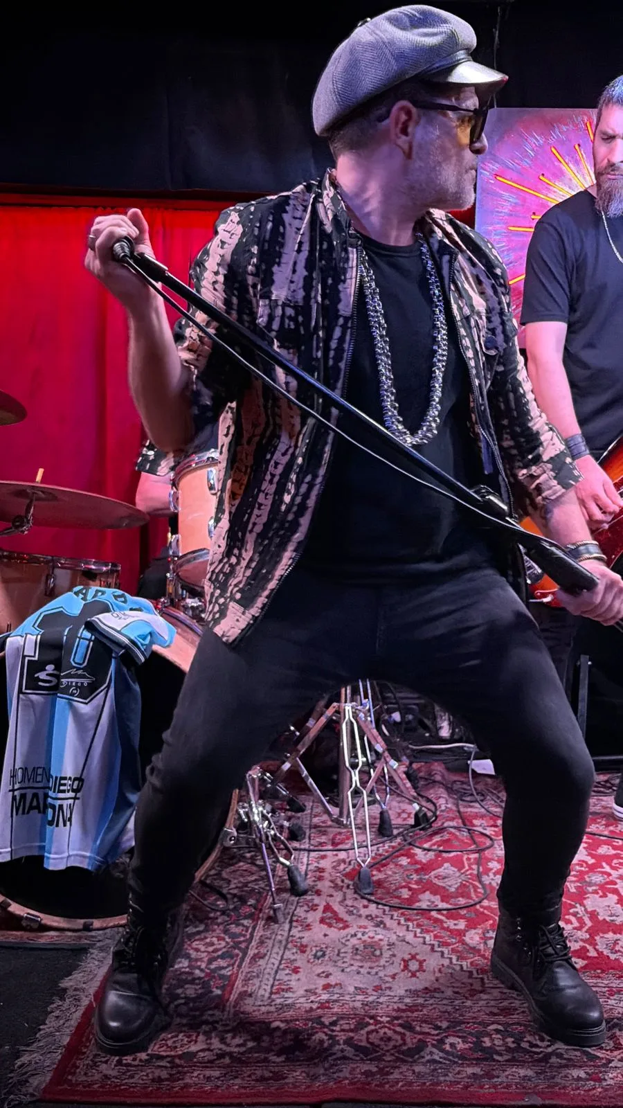 El cantante de MAGOS en Carnal Bar, con la camiseta de Maradona en el escenario