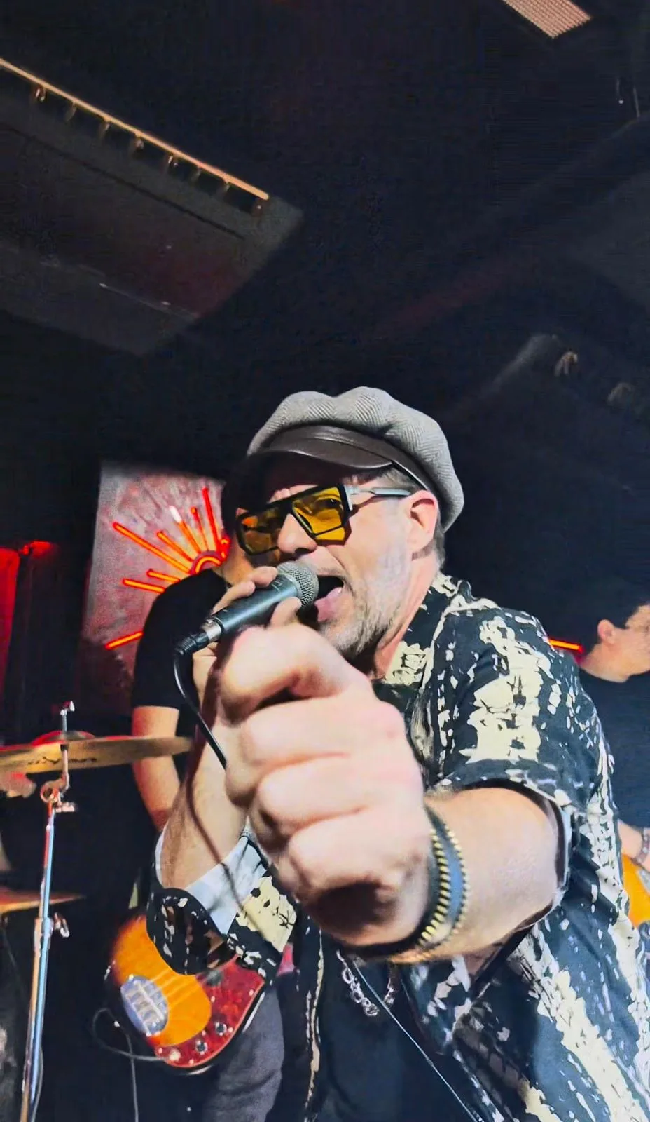 El cantante de MAGOS apuntando al público en Carnal Bar, 29 de agosto de 2026