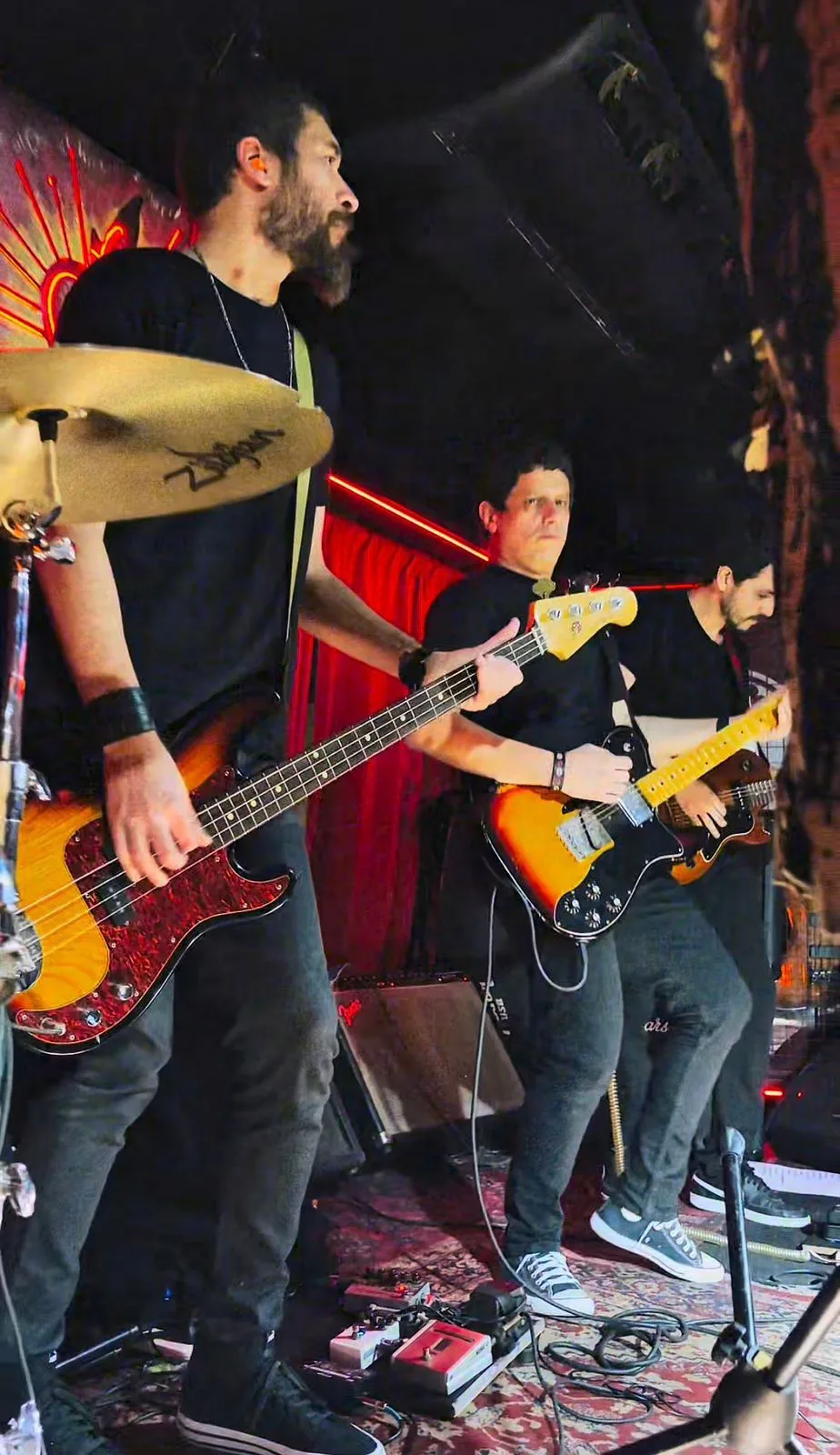Bajo y guitarra de MAGOS sobre el escenario de Carnal Bar