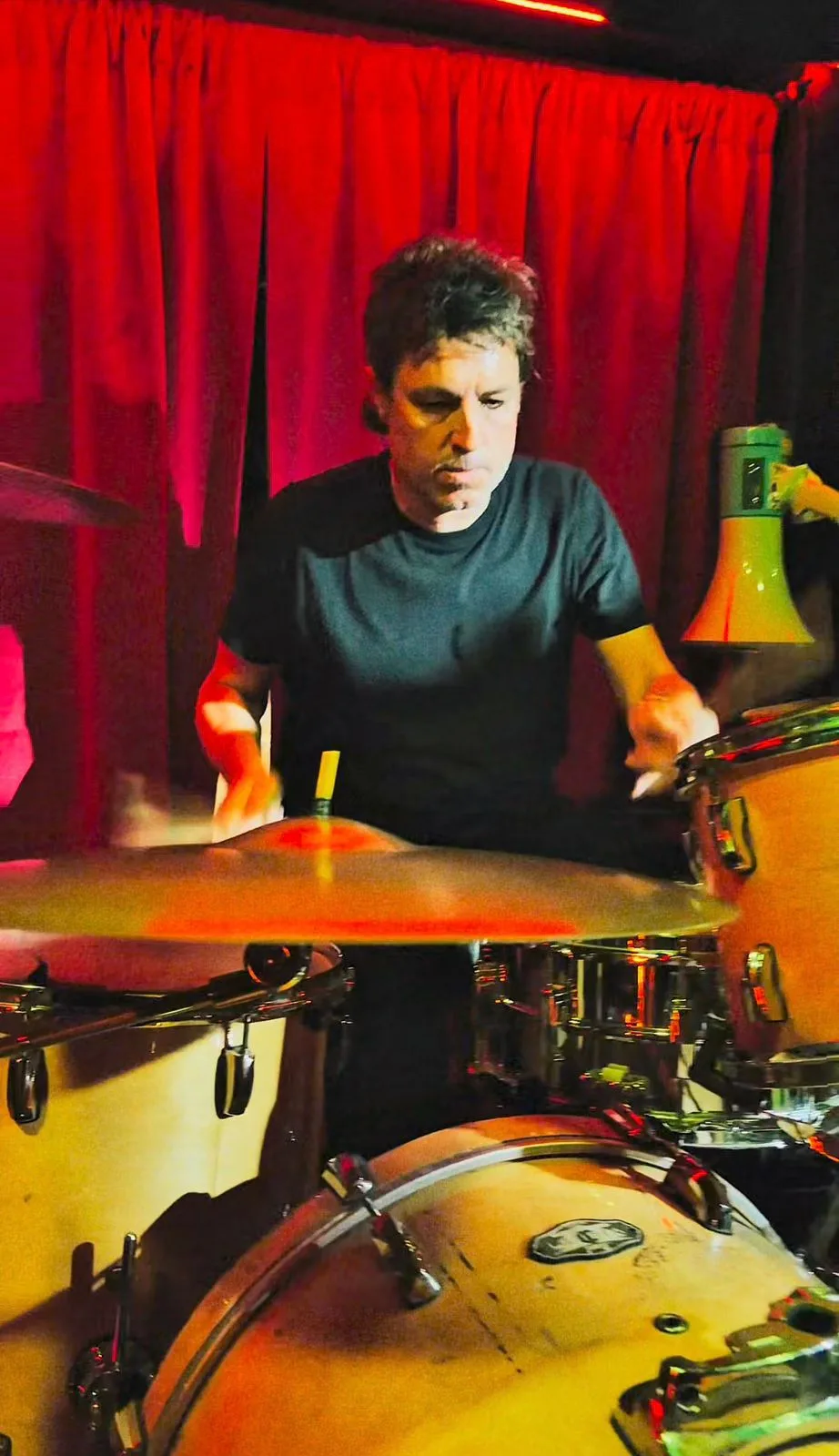El baterista de MAGOS en Carnal Bar, Niceto Vega 5511, Buenos Aires