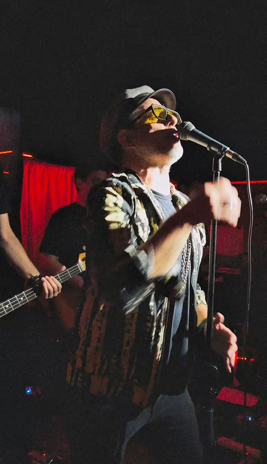 El cantante de MAGOS en vivo en Carnal Bar, Palermo