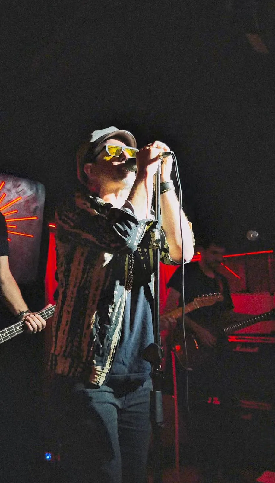 MAGOS en el escenario de Carnal Bar, agosto de 2026