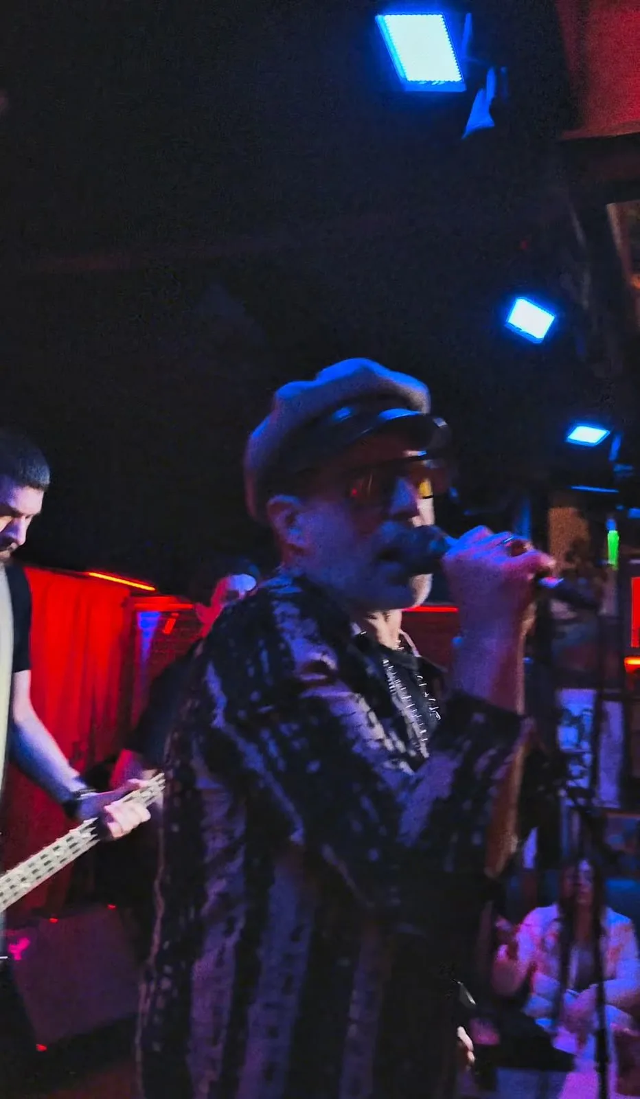 El cantante y el bajista de MAGOS en Carnal Bar