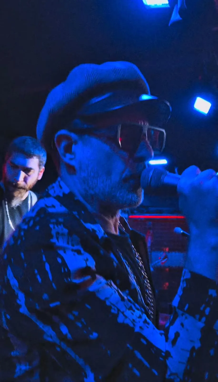 El cantante de MAGOS bajo las luces de Carnal Bar