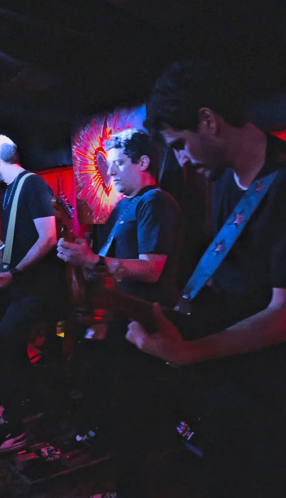 Guitarra y bajo de MAGOS en el escenario de Carnal Bar, Buenos Aires