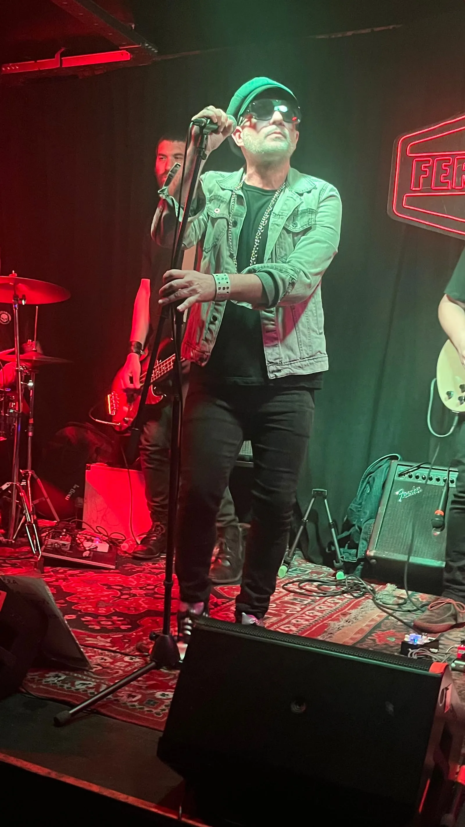 El cantante de MAGOS en el escenario de Ferona Bar, Humboldt 1600, Buenos Aires