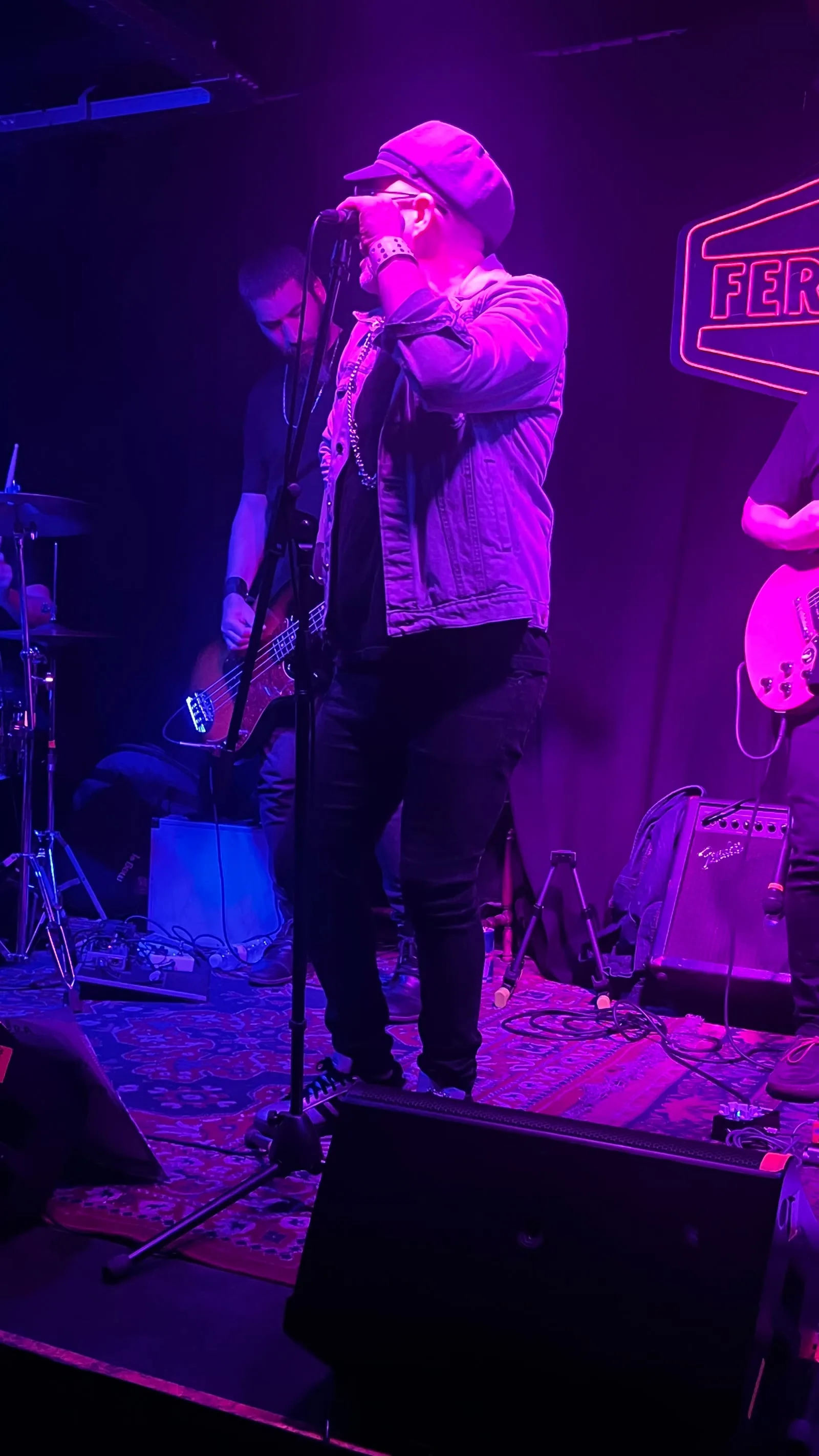 El cantante de MAGOS entre las luces violetas de Ferona Bar