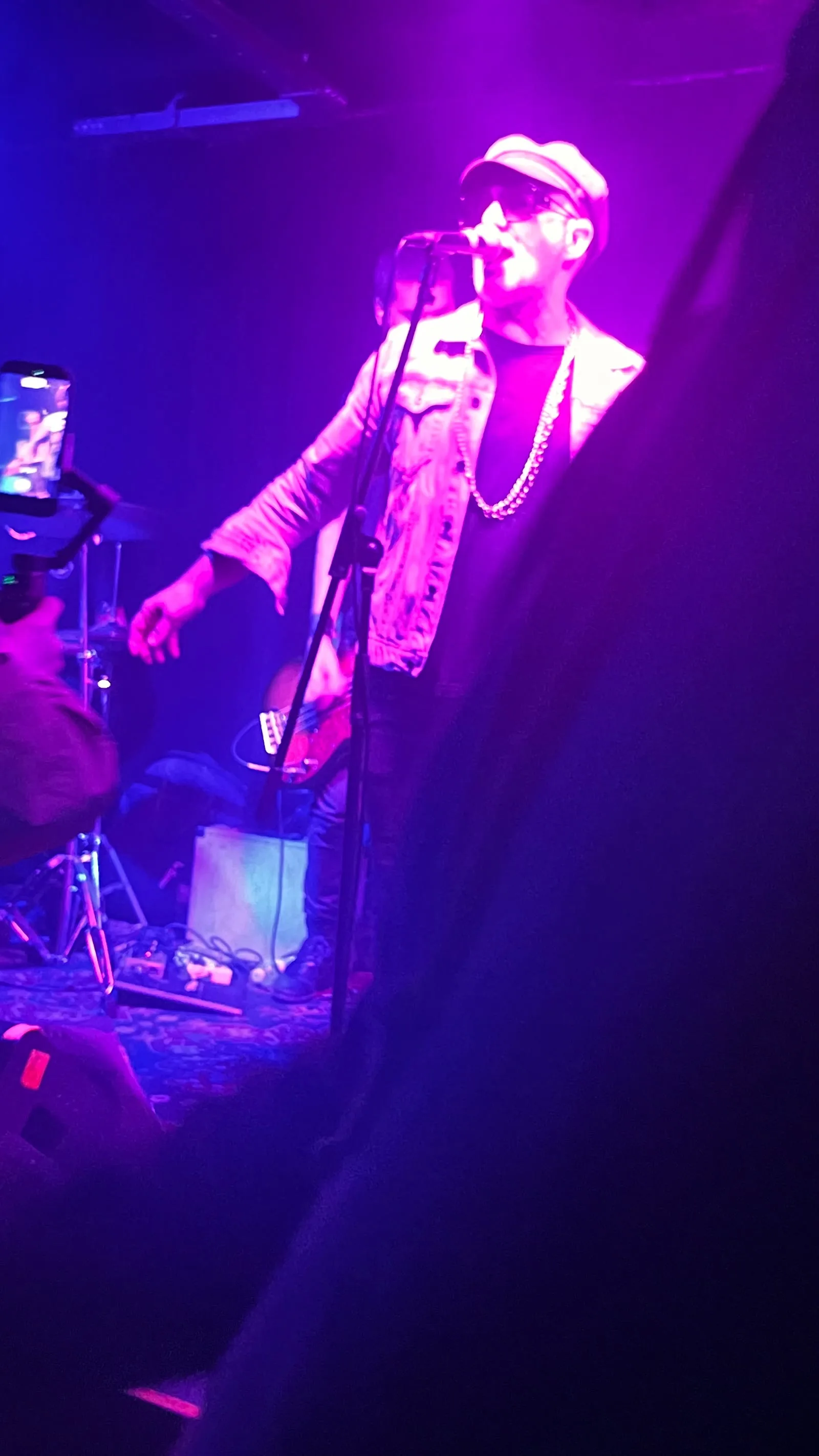 El cantante de MAGOS frente al público de Ferona Bar, octubre de 2026