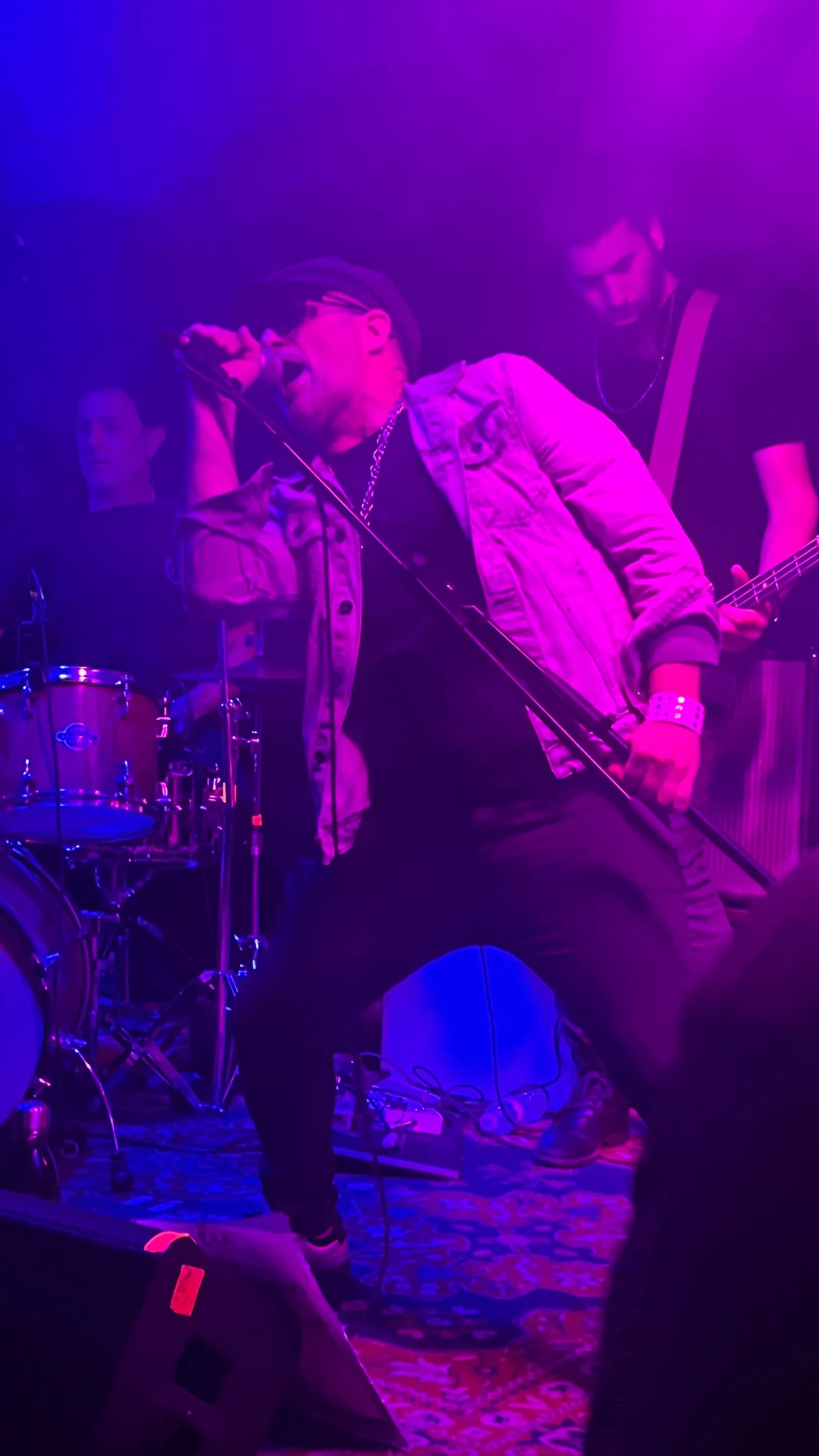 El cantante de MAGOS agachado sobre el micrófono en Ferona Bar