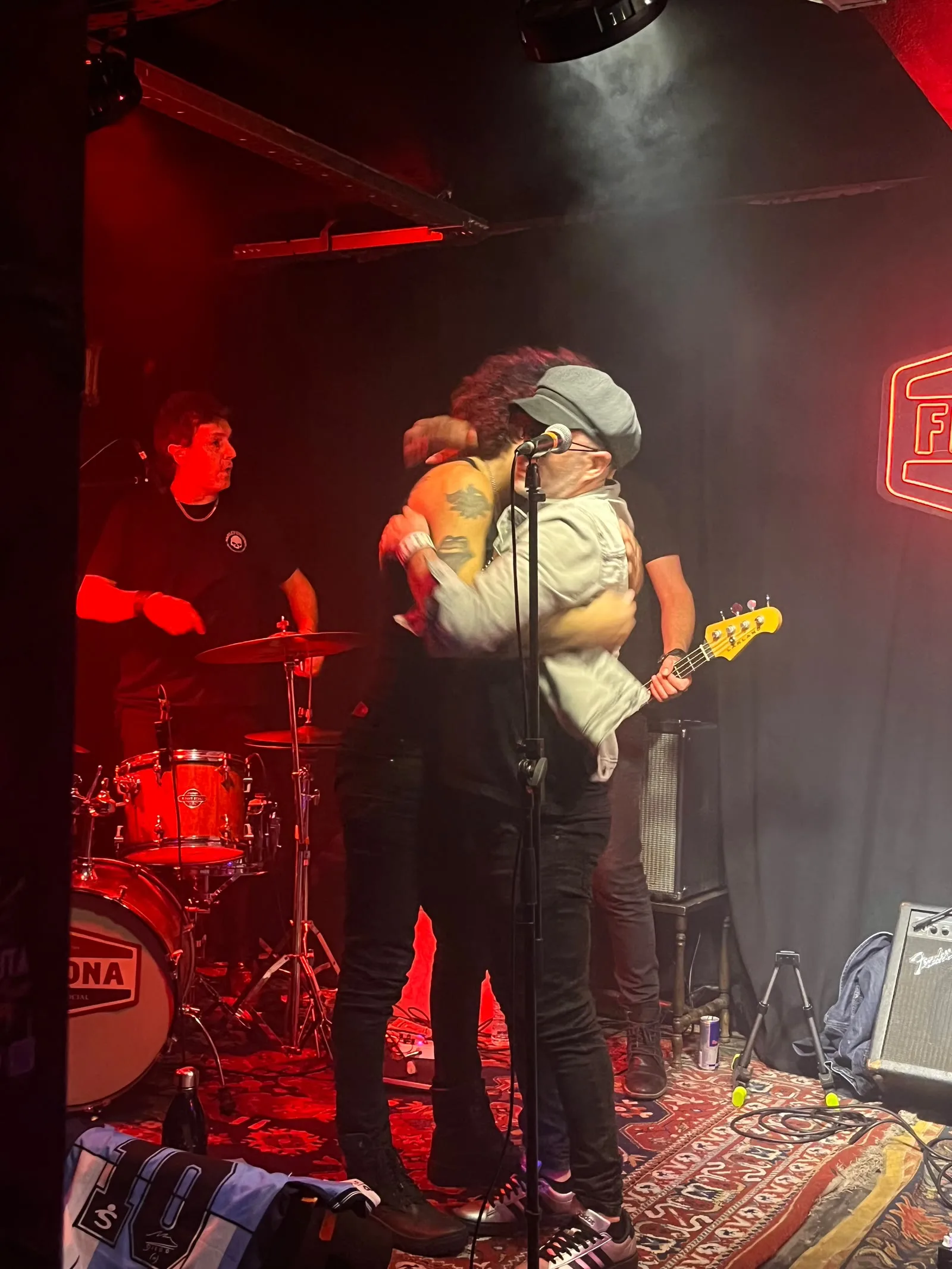 Un abrazo arriba del escenario de Ferona Bar, al cierre del show de MAGOS